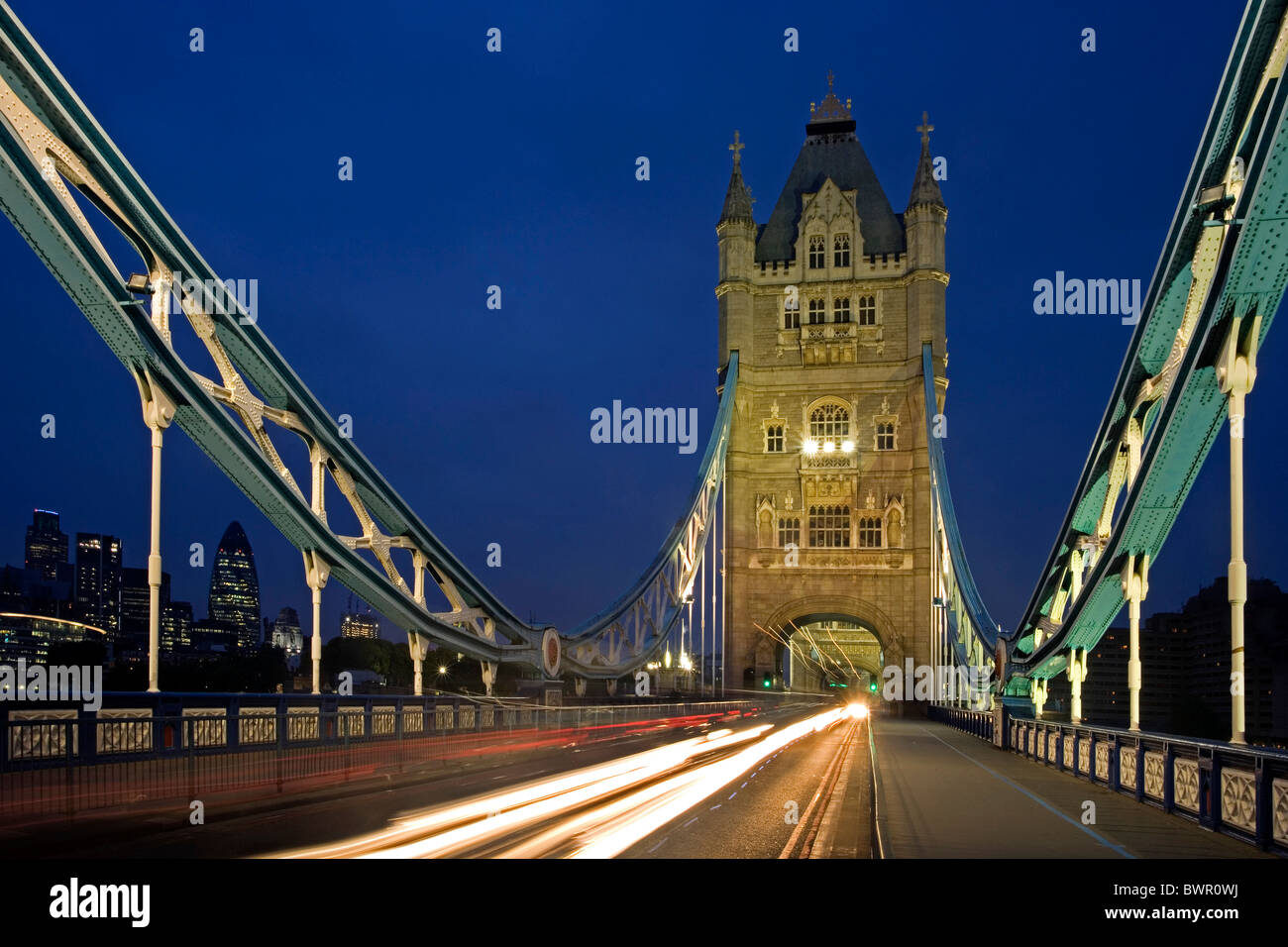 UK London Tower Bridge Wahrzeichen der Stadt bei Nacht Abend beleuchtet Themse Flussschifffahrt Vereinigtes Königreich Engla Stockfoto