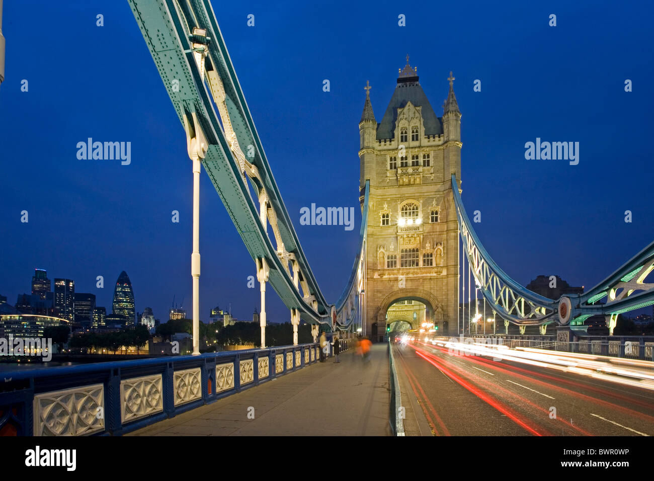 UK London Tower Bridge Wahrzeichen der Stadt bei Nacht Abend beleuchtet Themse Flussschifffahrt Vereinigtes Königreich Engla Stockfoto