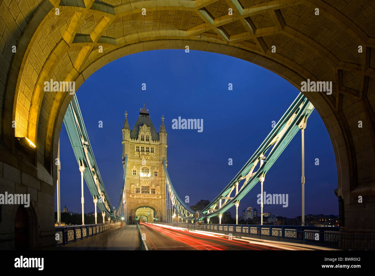 UK London Tower Bridge Wahrzeichen der Stadt bei Nacht Abend beleuchtet Thames River Verkehr Bogen Vereinigtes Königreich Stockfoto