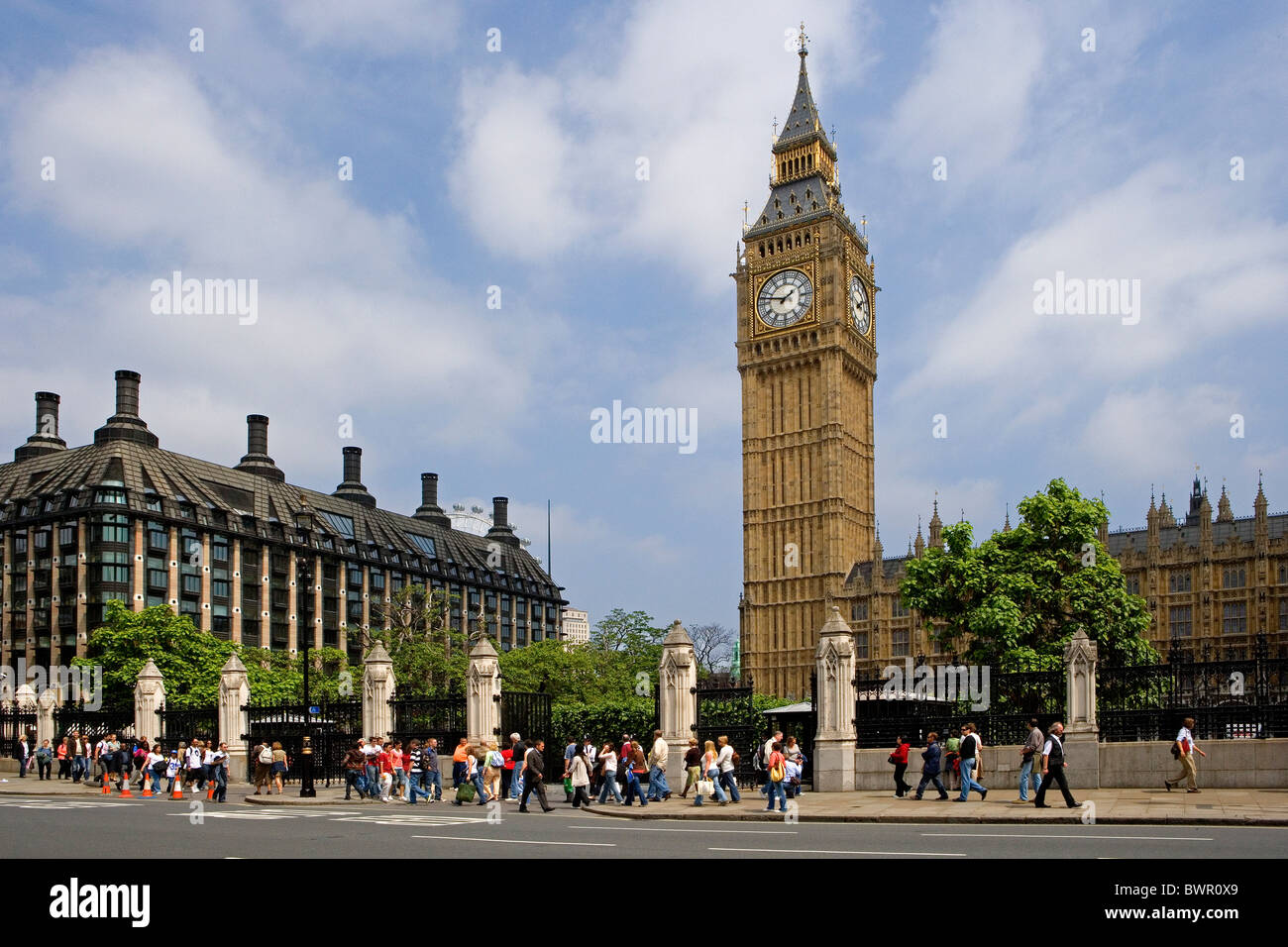 UK London City Palace of Westminster Big Ben Uhrturm Fußgänger Menschen Vereinigtes Königreich England Europa Gr Stockfoto
