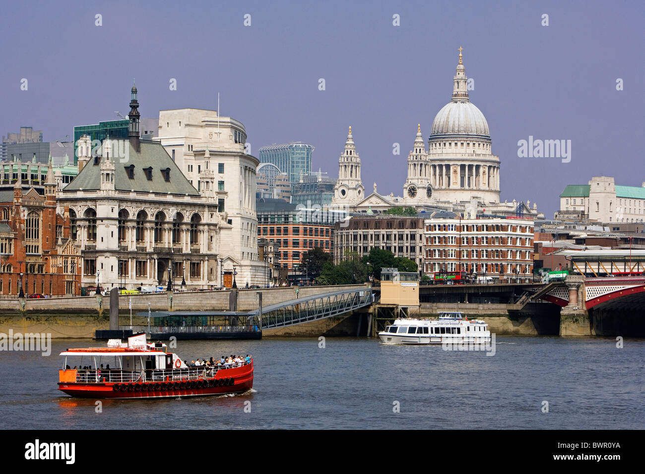 UK London Stadt St. Paul´s Cathedral am Flussufer Boote Fluss Themse Stadt Vereinigten Königreich England Europa große B Stockfoto