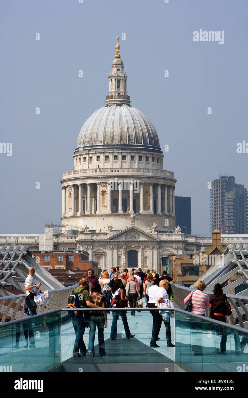 UK London City Millennium Brücke Steg moderne St. Paul´s Cathedral Fußgänger Menschen Architektur Unite Stockfoto