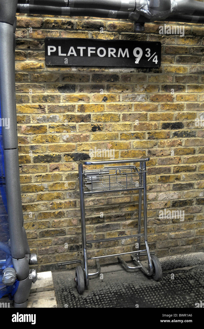VEREINIGTES KÖNIGREICH. GLEIS 9 3/4 AUS HARRY POTTER FILM AN DER PADDINGTON STATION, LONDON