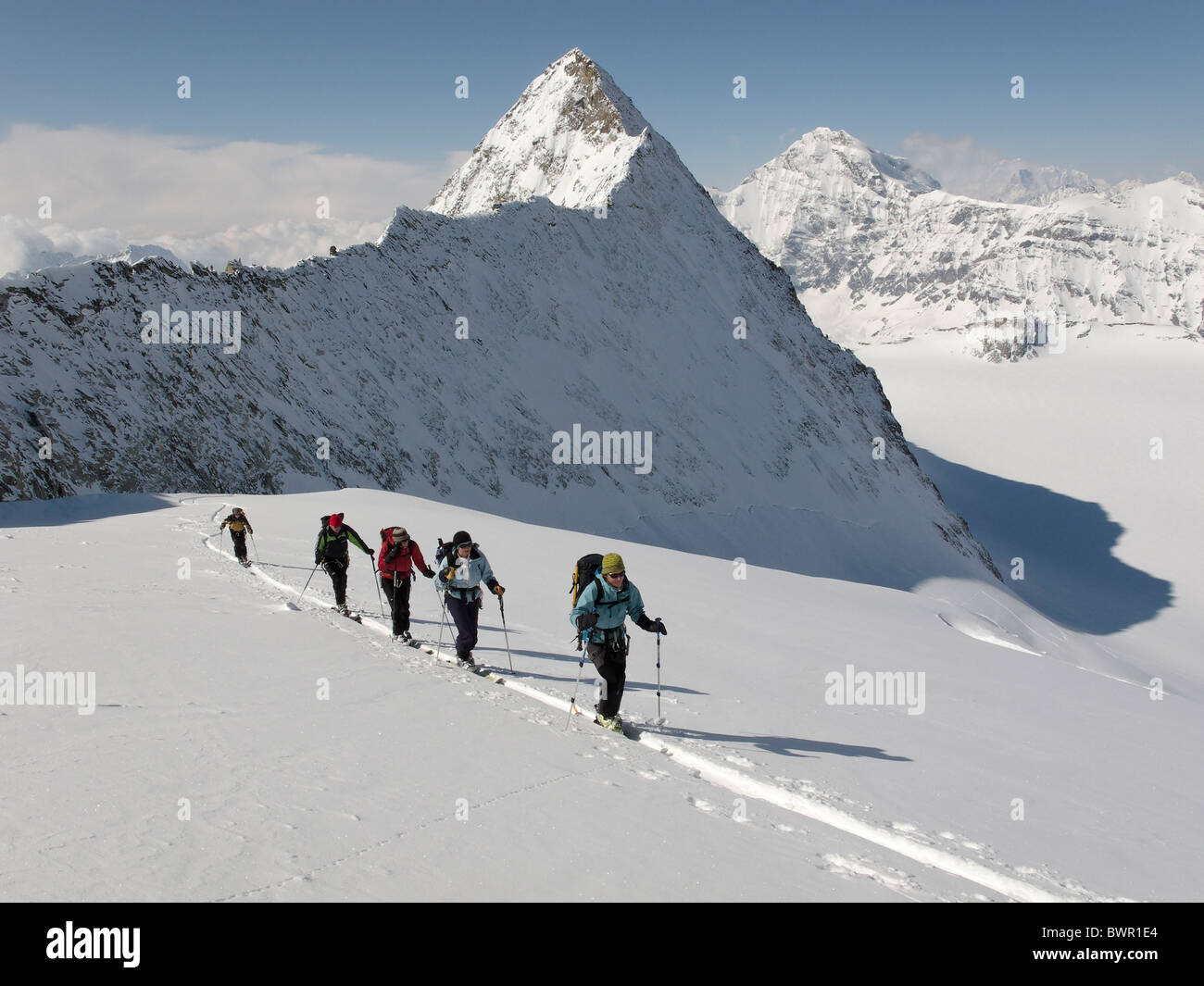 Eine Gruppe von Skitourengeher aufsteigender Winter Gipfel des Mont Blanc de Cheilon, Schweiz. Stockfoto