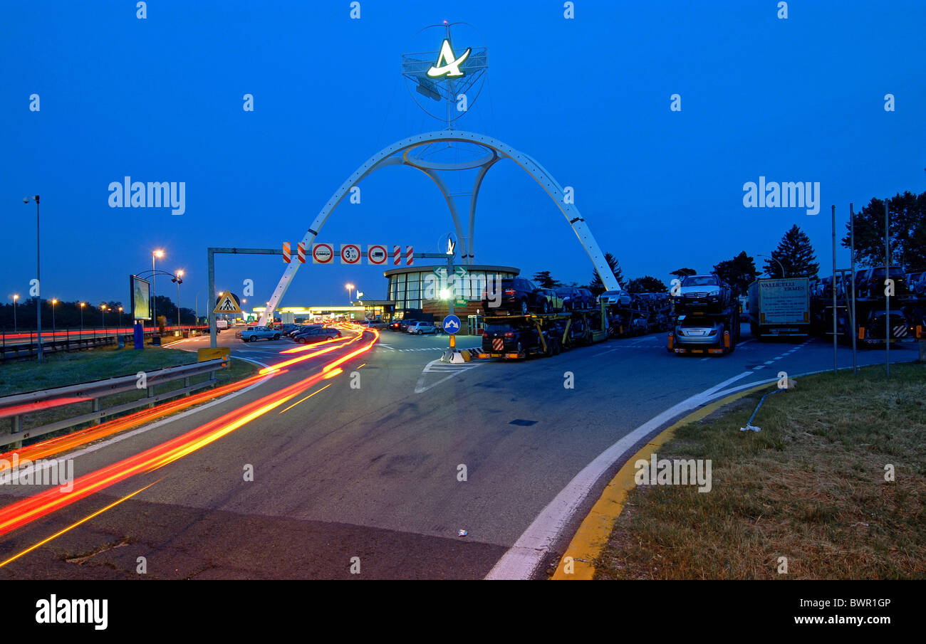 Mailand Italien Europa Restaurant Autogrill Autobahn LKW bei Nacht Autobahn Stockfoto