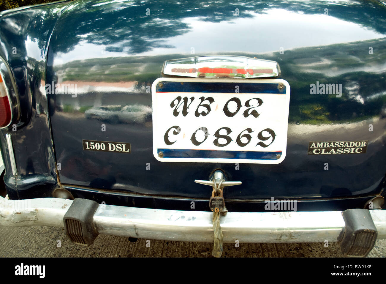 In Kalkutta, Indien, das Nummernschild West Bengal (WB) des beliebten Ambassador Classic Autos--made in Indien seit 1948 Stockfoto