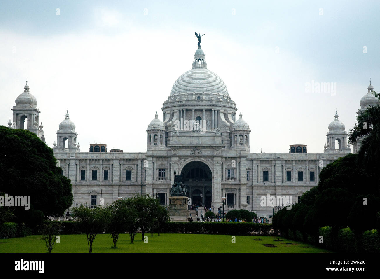 Das Victoria Memorial, grand Vermächtnis des Raj, sitzt im kaiserlichen Glanz in Kolkata, Indien Stockfoto