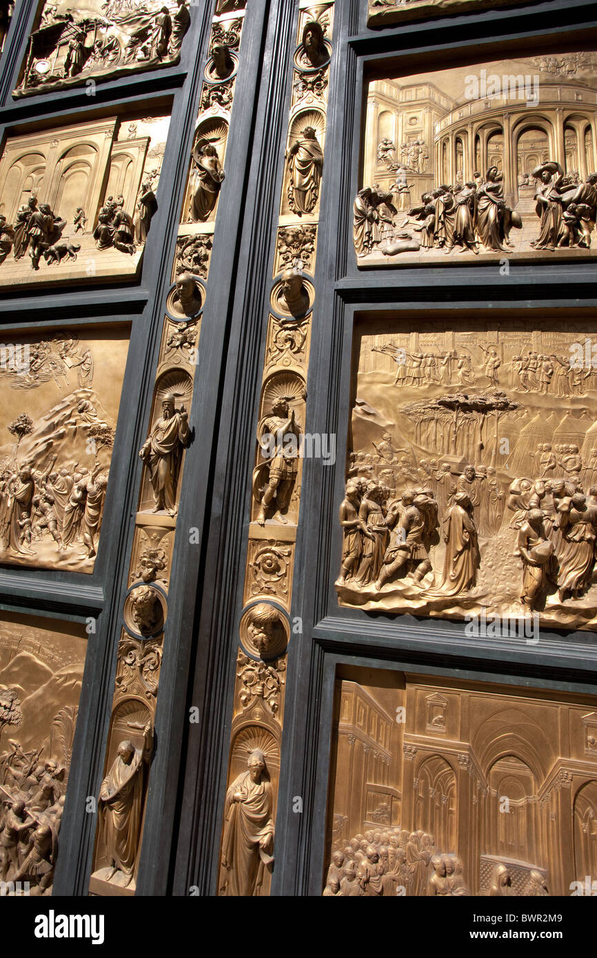 Bronzetüren von Lorenzo Ghilberti an das Baptisterium in Florenz Stockfoto