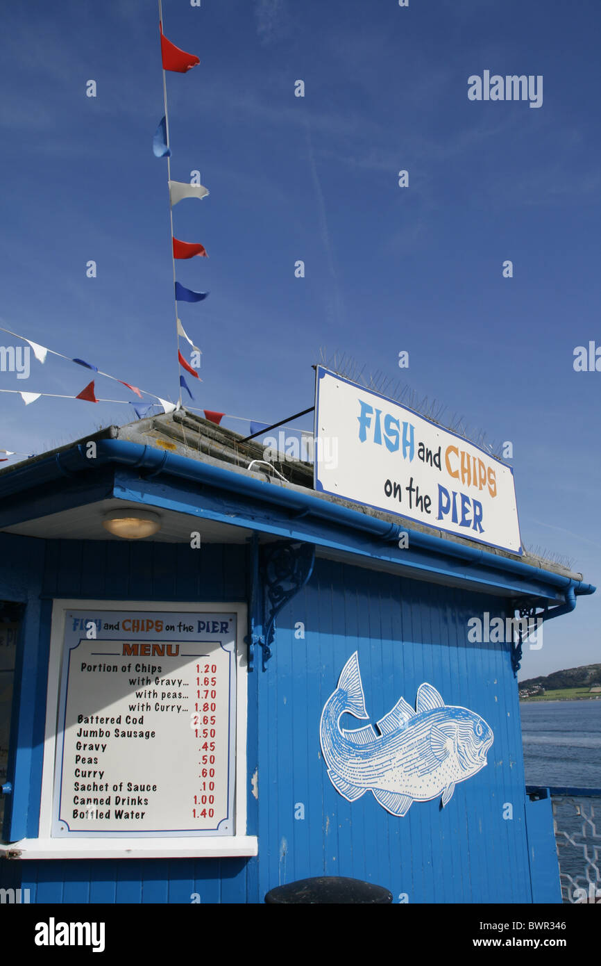 Fish &amp; Chips-Shop-Kabine Hütte Menü auf Llandudno Pier, Nord-Wales, Großbritannien-uk Stockfoto