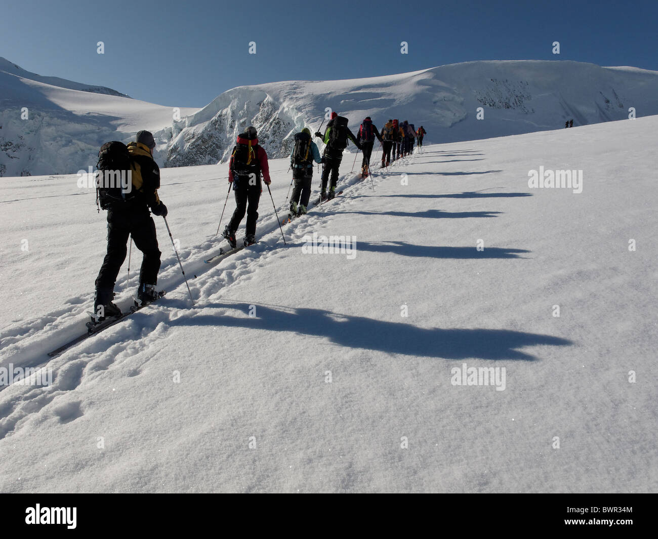 Skitourengeher nähert sich der Col De La Serpentine und der Pigne d ' Arolla auf der Haute Route, Schweiz. Stockfoto