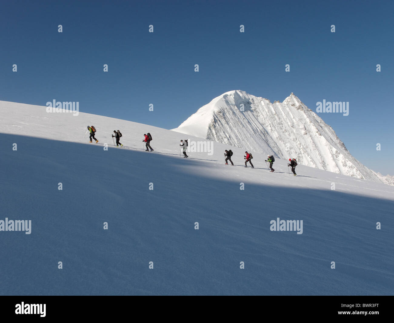 Skitourengeher aufsteigender Glacier de Tsena Refien, unten Mont Blanc ...