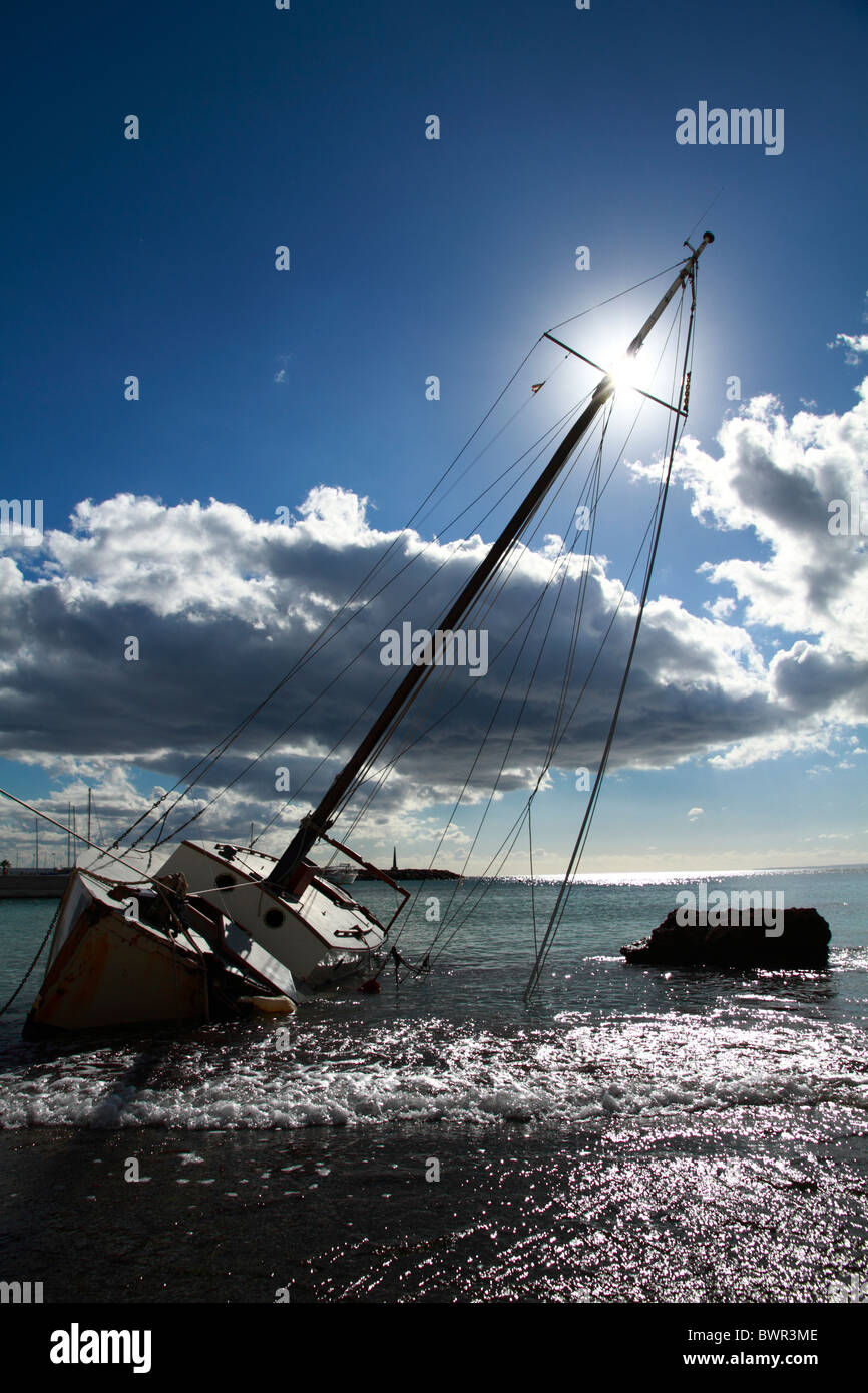 Contre Jour Blick auf einem zerstörten Segelboot Stockfoto