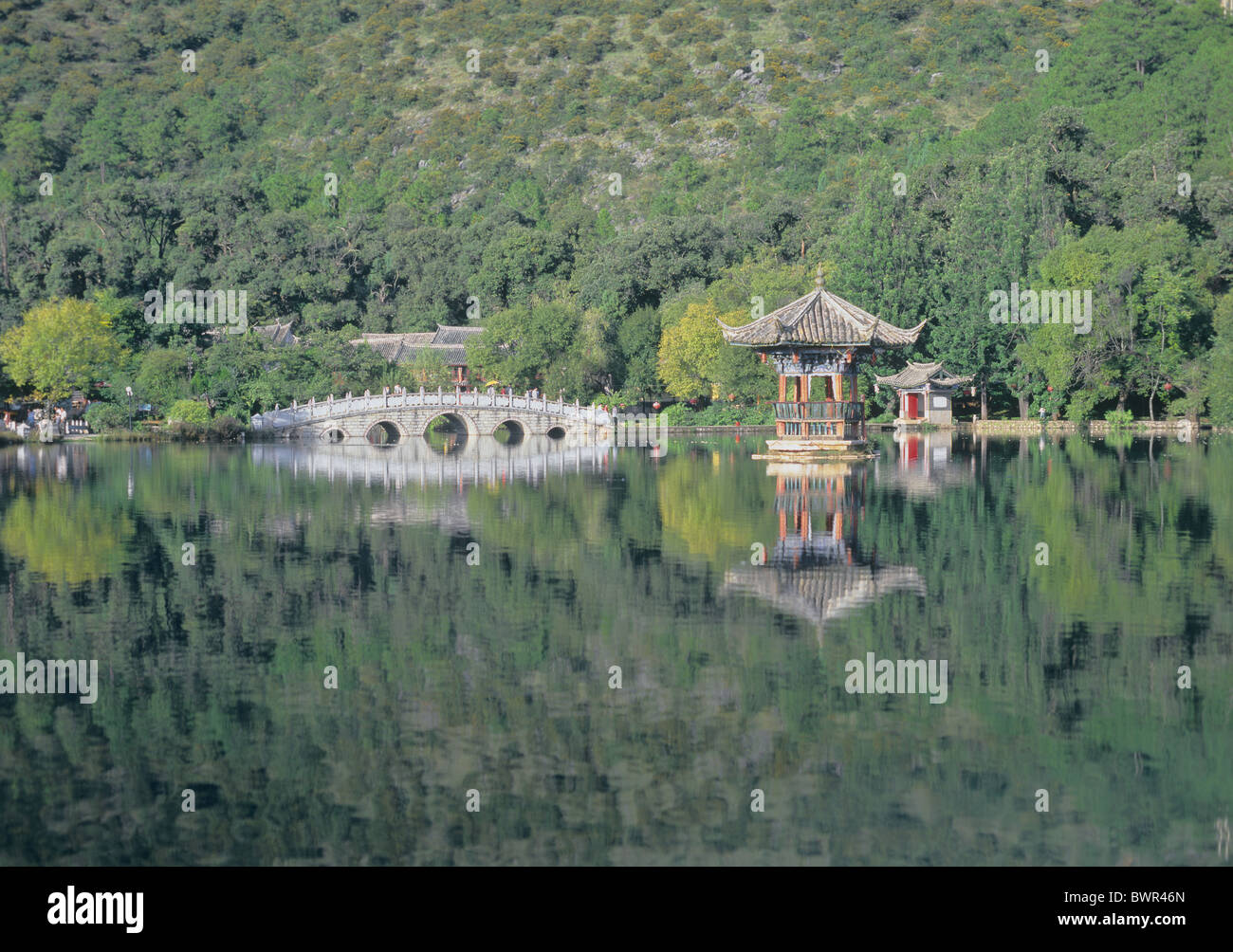 China Asien Lijiang Stadt Black Dragon Pool Park Yunnan Provinz Brücke Pavillon Asien See Wasser Reflexionen Stockfoto