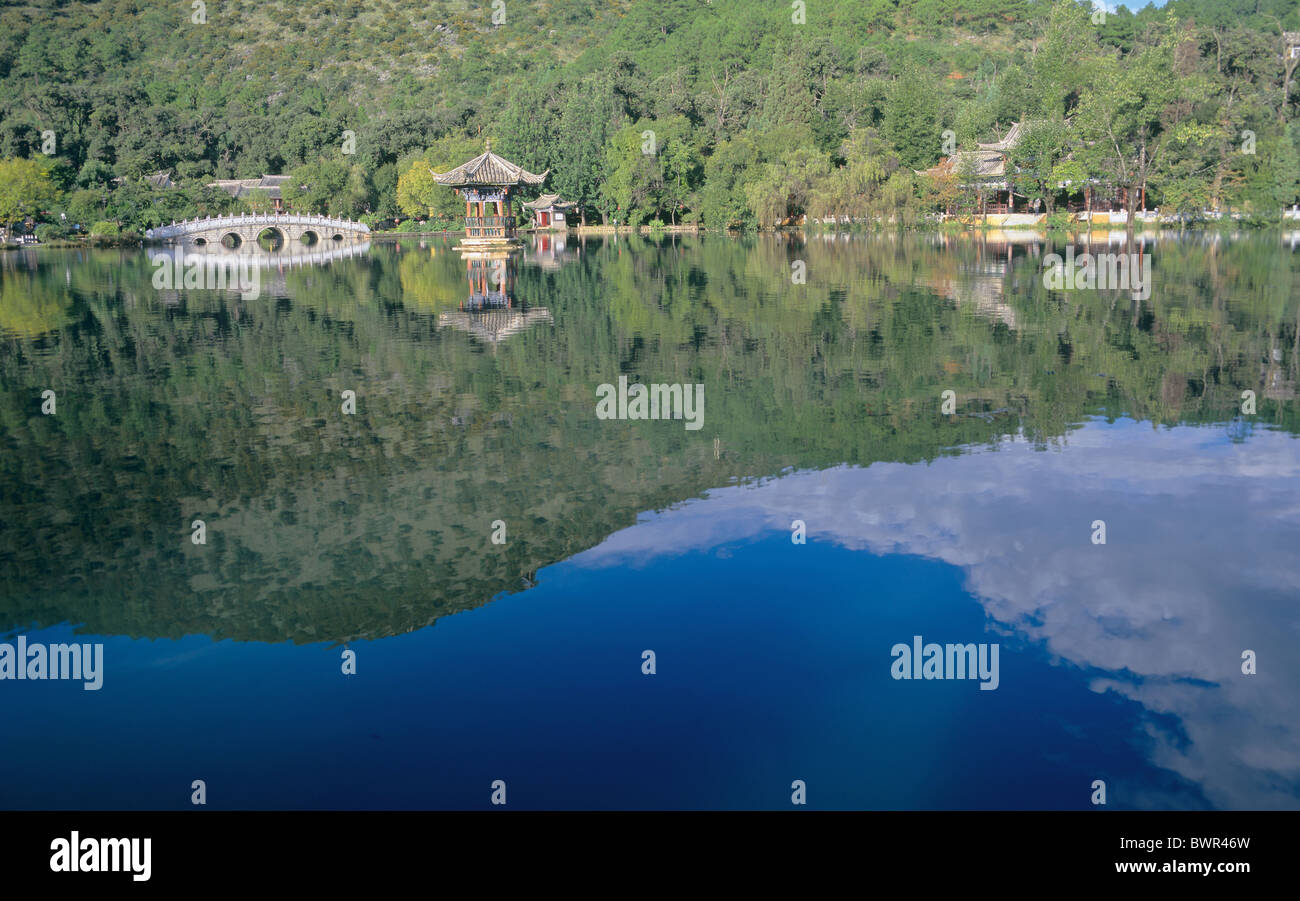 China Asien Lijiang Stadt Black Dragon Pool Park Yunnan Provinz Brücke Pavillon Asien See Wasser Reflexionen Stockfoto