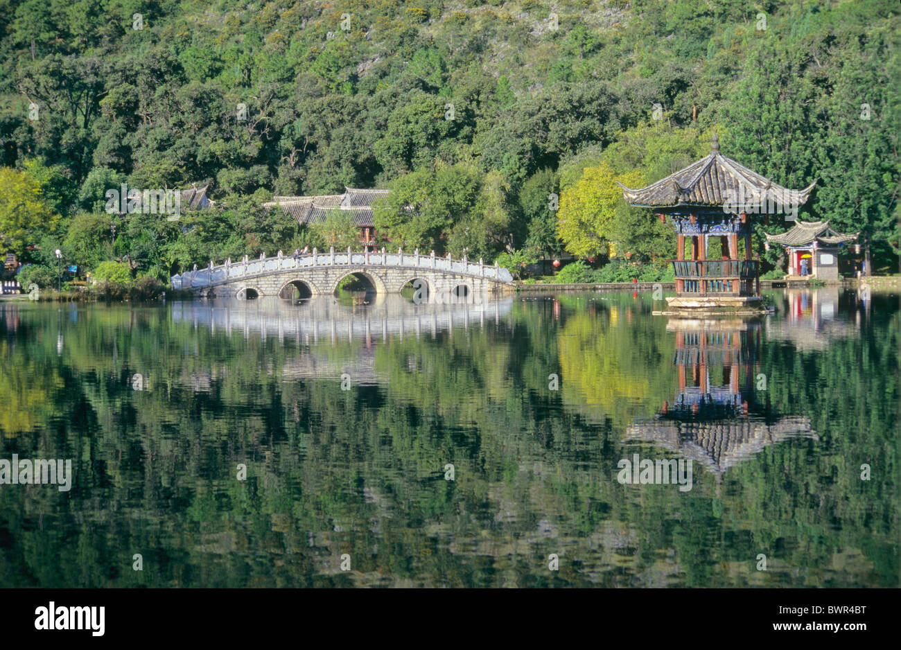 China Asien Lijiang Stadt Black Dragon Pool Park Yunnan Provinz Brücke Pavillon Asien See Wasser Reflexionen Stockfoto