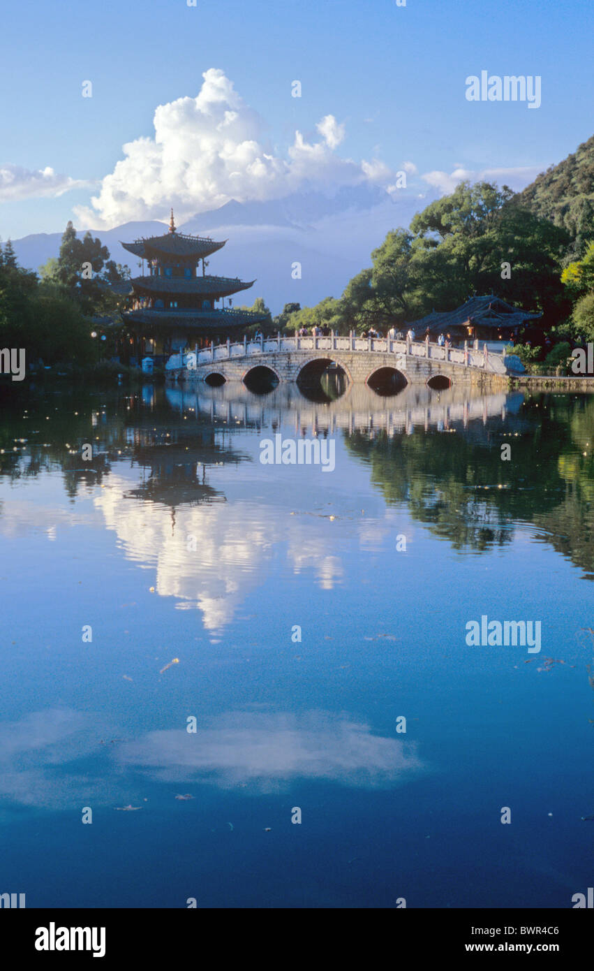 China Asien Lijiang Stadt Black Dragon Pool Park Yunnan Provinz Brücke Pavillon Asien See Wasser Reflexionen Stockfoto
