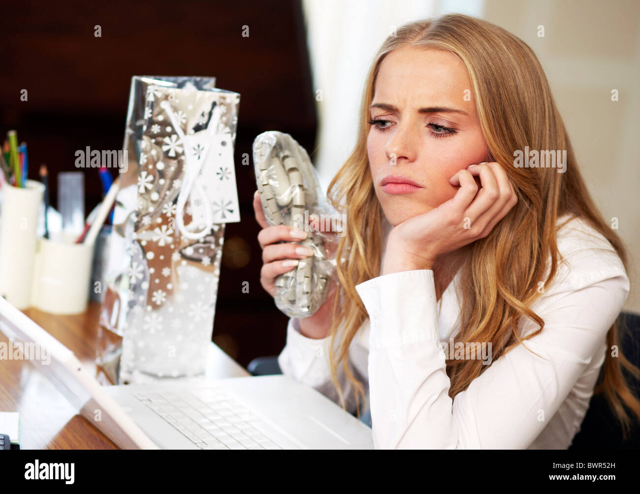 Mädchen im Büroeröffnung geheimen präsentiert Santa Stockfoto