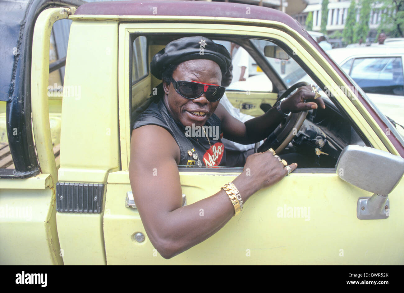 Tansania-Dar es Salaam Stadt lokale Popsänger sein Auto afrikanische Stadt Dar Es Salaam Porträt Verkehr Peo fahren Stockfoto