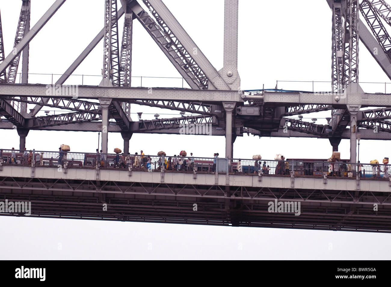 Vom Fluss Hooghly zeigt einen Ausschnitt der gebührenfreie Kolkata-Howrah Brücke die Dichte Verkehr und Fußgänger Stockfoto
