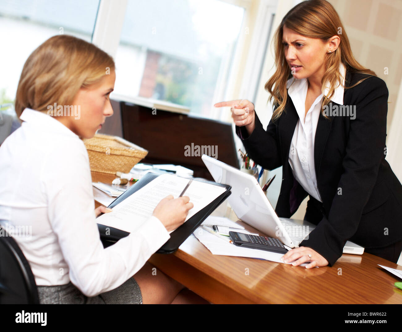 Arbeitskollege, andere einzuschüchtern Stockfoto