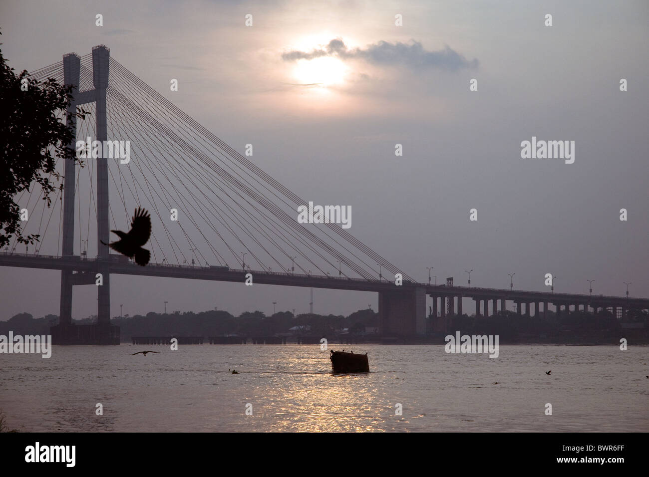 Kolkatas Vidyasagur Setu Bridge in der Nähe der Innenstadt, bei Sonnenuntergang. Stockfoto