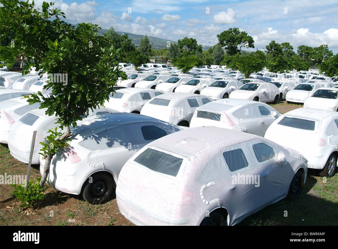 Neue Autos Autos Autos Parkplatz geparkten abgedeckt im freien outdoor Abdeckungen geschützt Stockfoto