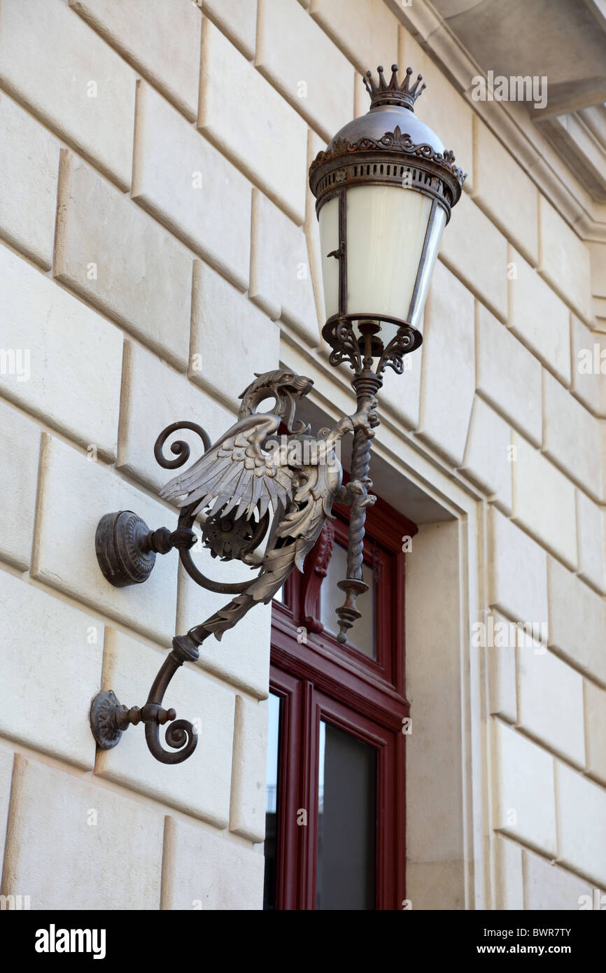 Alte Lampe an eine Hauswand Stockfoto