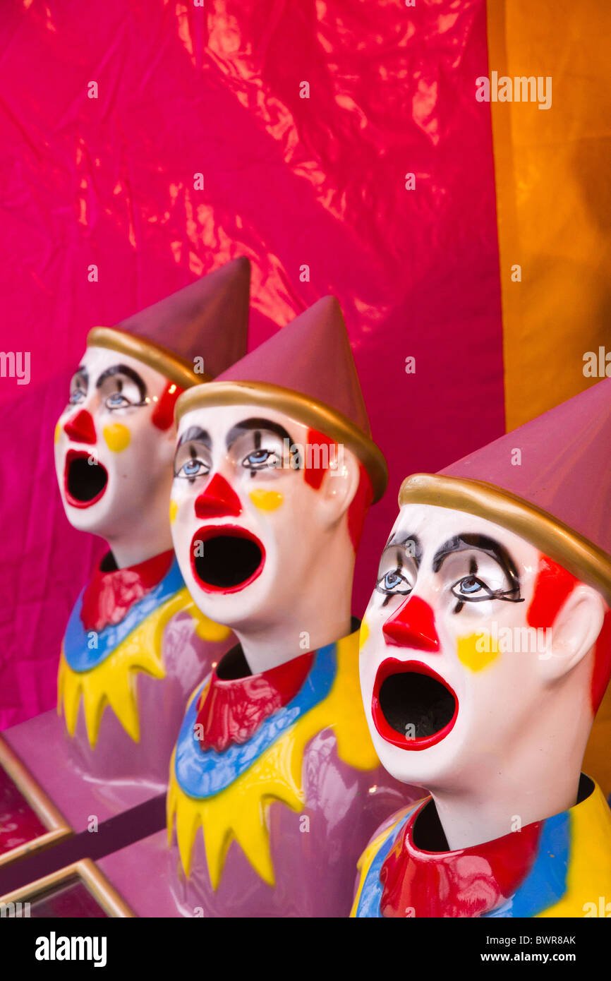 Lachende Clowns Unterhaltung in Sideshow-Gasse Stockfoto