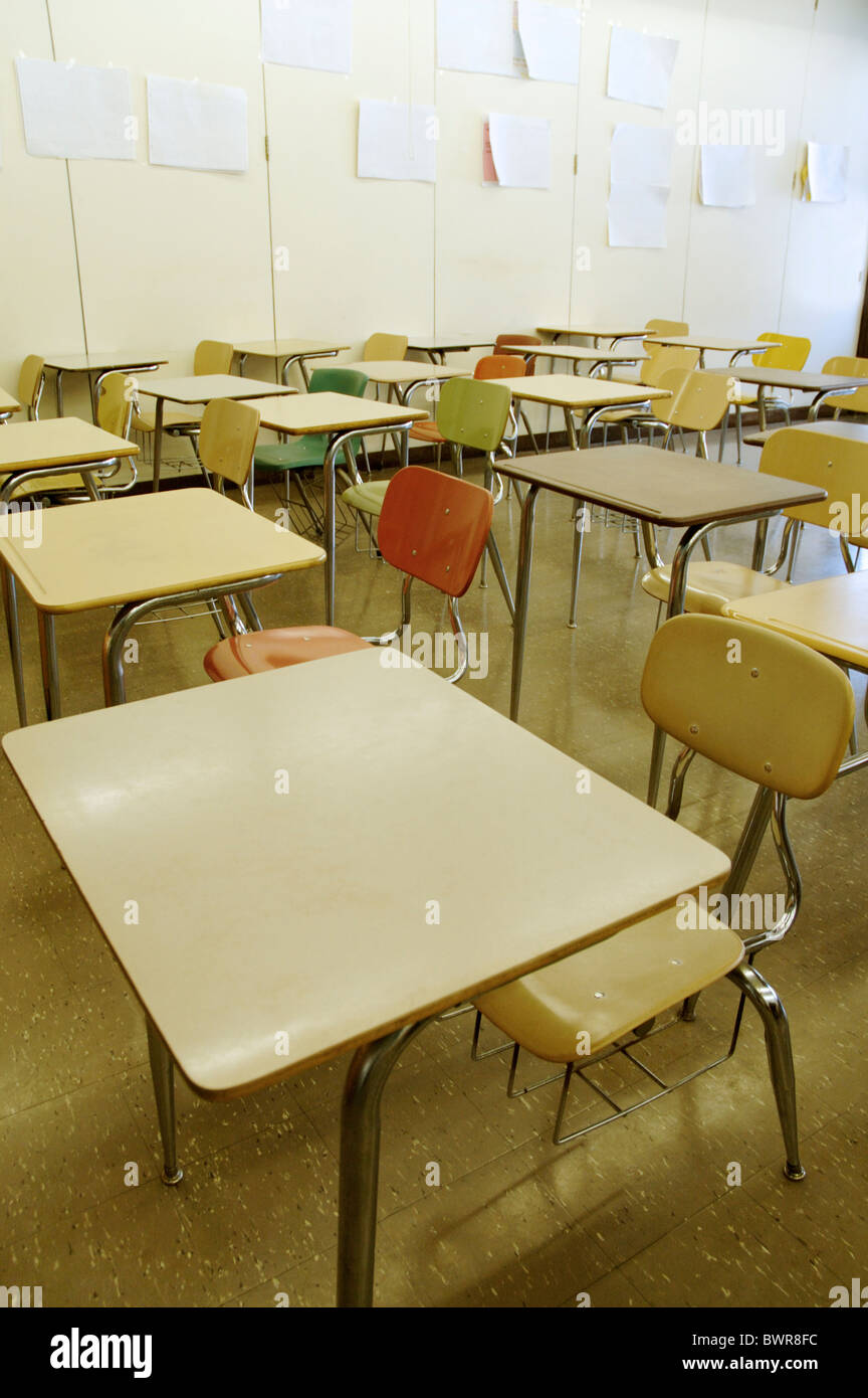 Klassenzimmer mit Tischen Stockfoto
