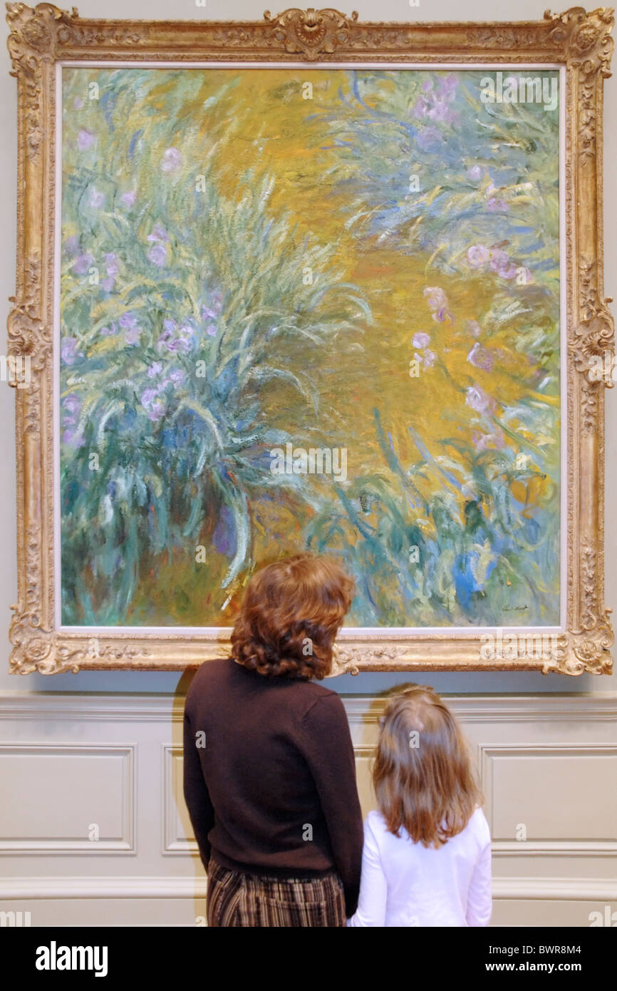 Mutter und Tochter schauen ein Claude Monet Malerei, Metropolitan Museum of Art, New York Stockfoto