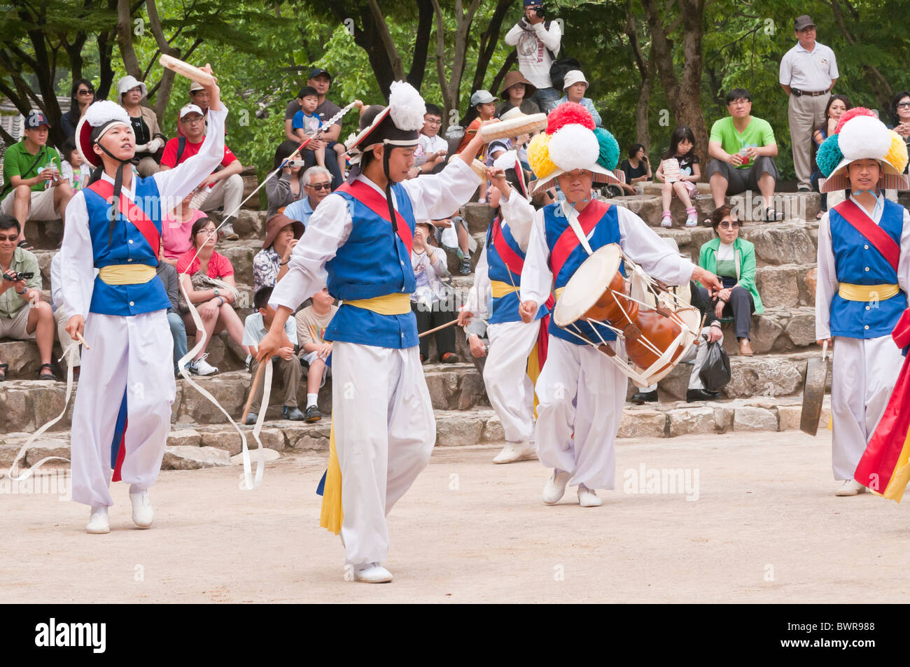 Mitglieder von einer traditionellen Bauern Tanzgruppe, Korean Folk Village, Suwon, Südkorea Stockfoto