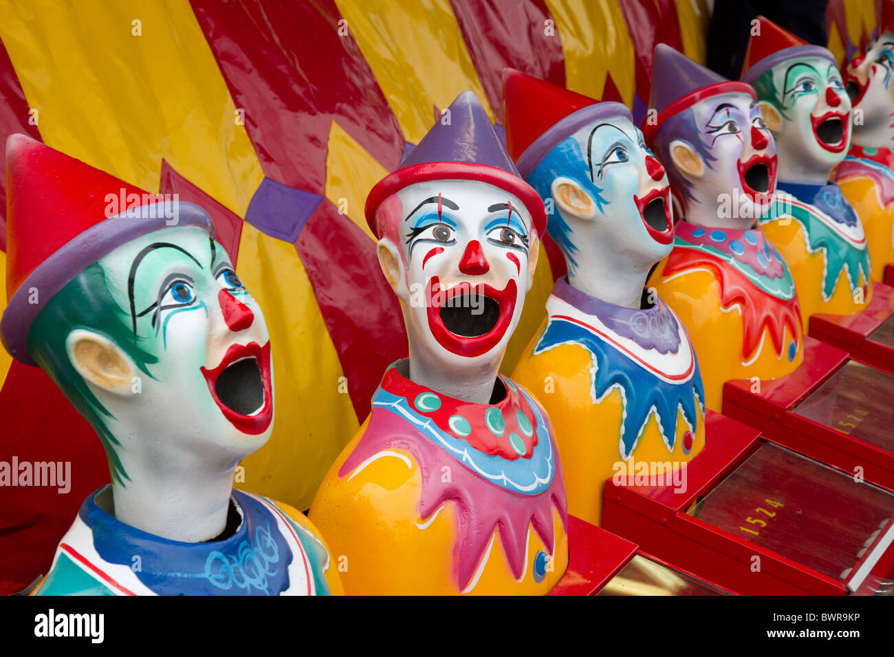 Lachender Clown Unterhaltung in Sideshow-Gasse Stockfoto