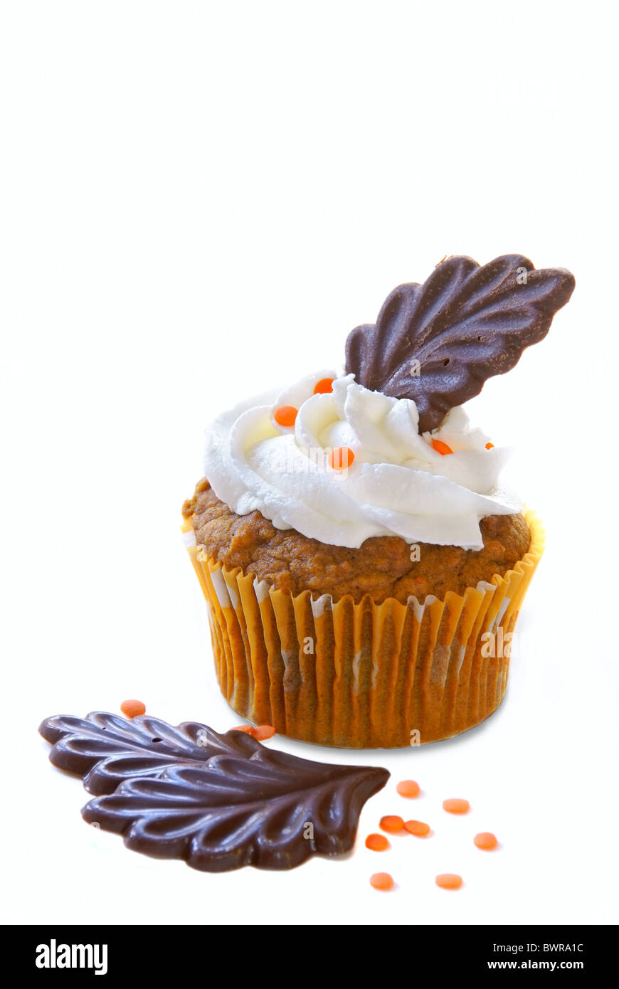 Kürbis Gewürz Cupcake mit Vanille Zuckerguss verziert mit orange Streusel und Schokolade Blätter für das Thanksgiving-Feiertag Stockfoto