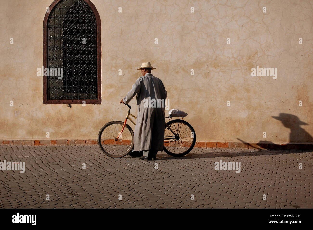 Mann auf Fahrrad verlassen Ali Ben Youssef Moschee in Marrakesch Stockfoto