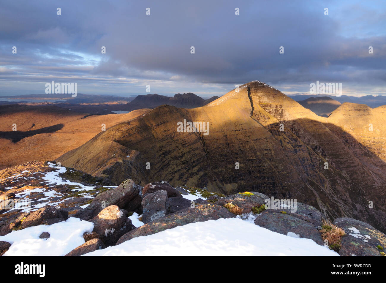 Dramatisches Licht auf Sgurr Mor, Beinn Alligin. Aufgenommen vom Gipfel des Tom Na Gruagaich, Torridon, Wester Ross, Schottisches Hochland Stockfoto