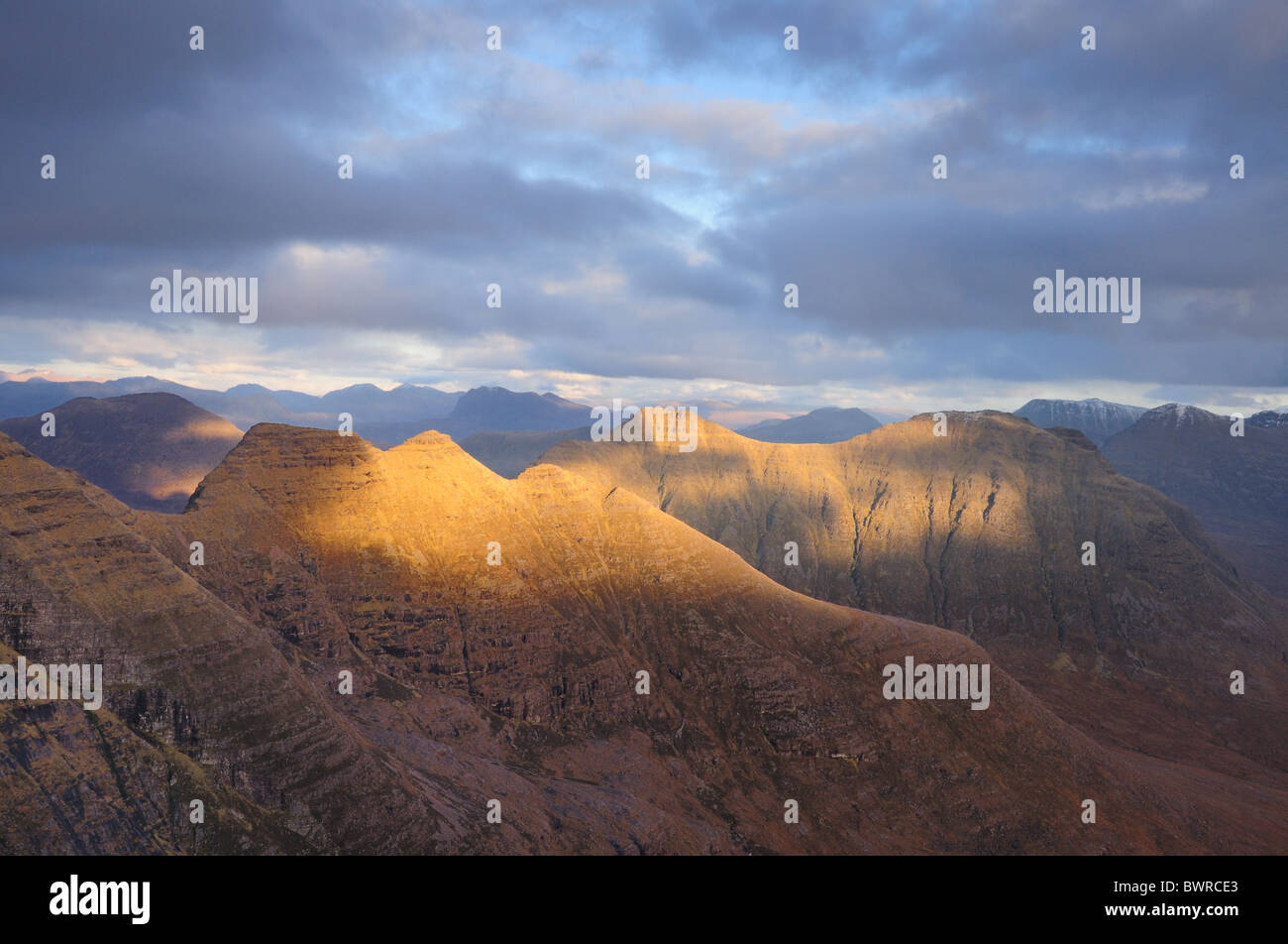 Sonnenlicht auf die Hörner des Alligin und Stuc Loch Na Cabhaig und Beinn Dearg, Torridon, Wester Ross, Schottisches Hochland Stockfoto