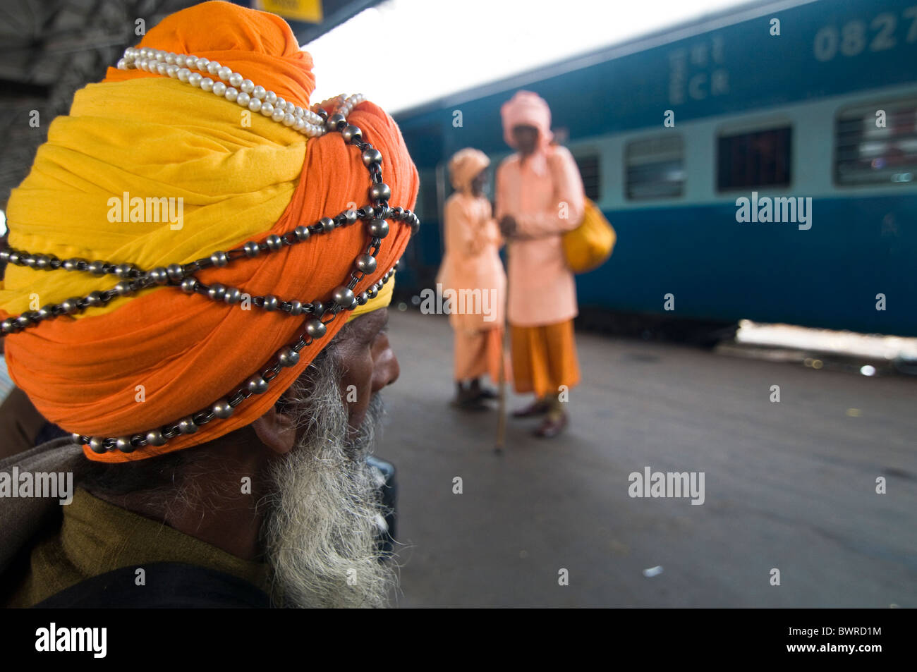 Ein Nihang einen Zug warten. Stockfoto