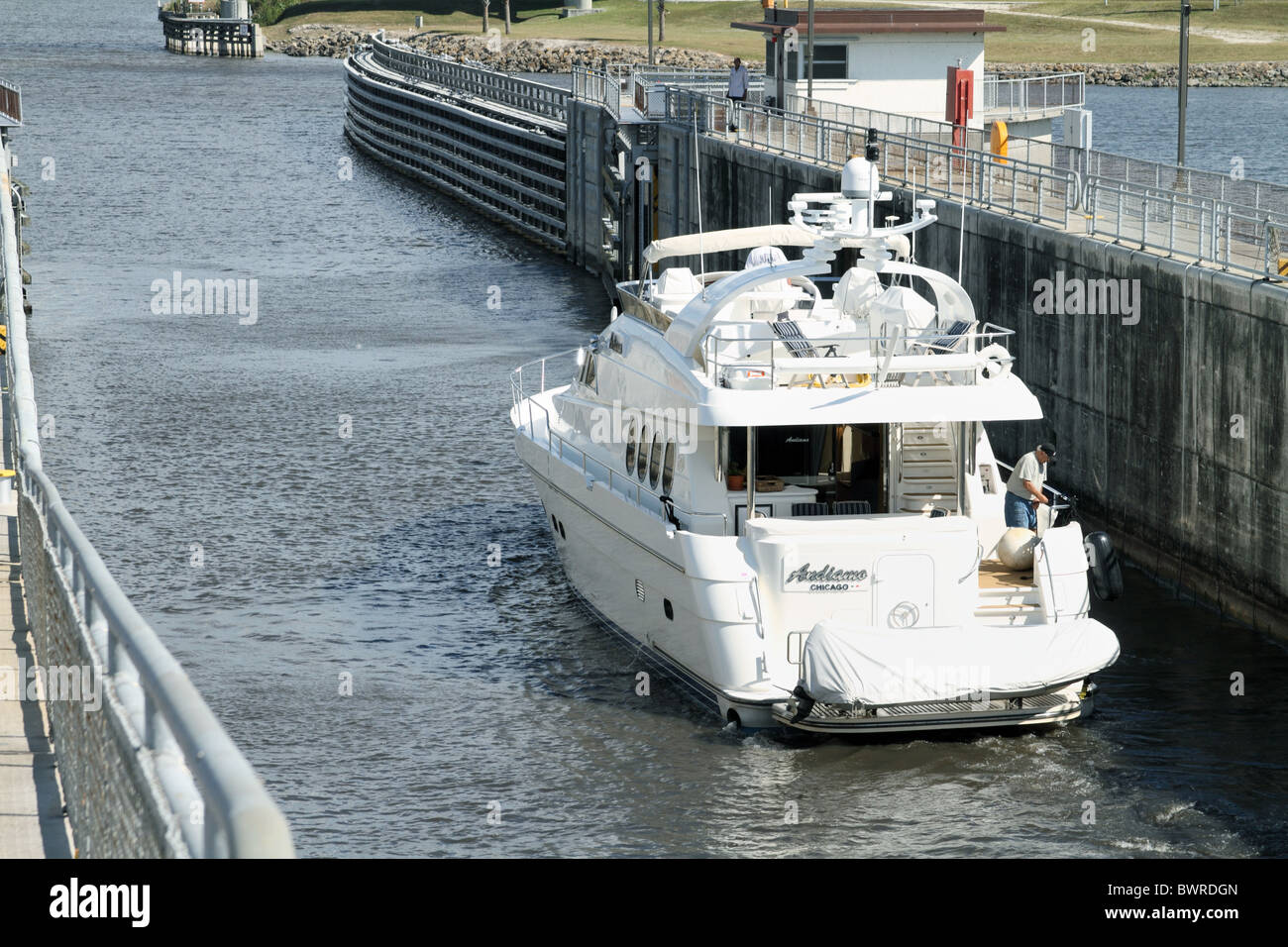 Blick auf Luxus-Yacht Hafen Mayaca Sperre und dam Lake Okeechobee, Florida in St. Lucie Kanal verlassen auf der Durchreise. Stockfoto