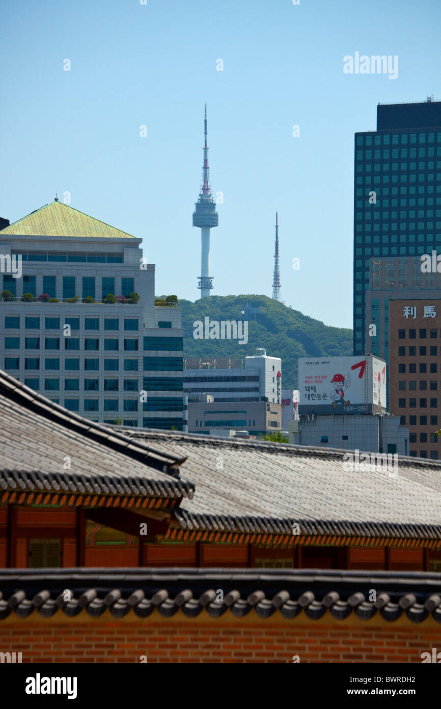 Seoul-Turm am Namsan, South Mountain, von der Innenstadt von Seoul in Südkorea. JMH3944 Stockfoto