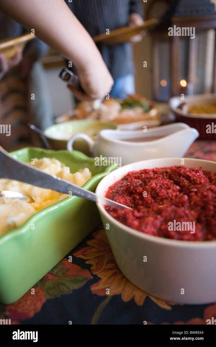 die Hand reichend, Selbstbedienung am Buffet Abendessen, Familienurlaub, USA Stockfoto