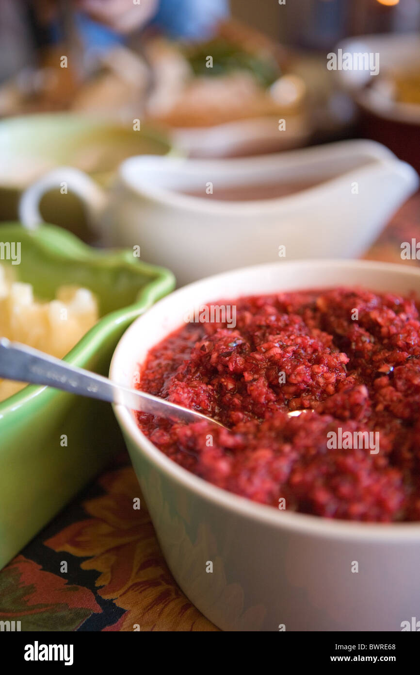 Traditioneller amerikanischer Feiertag Beilagen auf einem Tisch, frische Cranberry-sauce Stockfoto