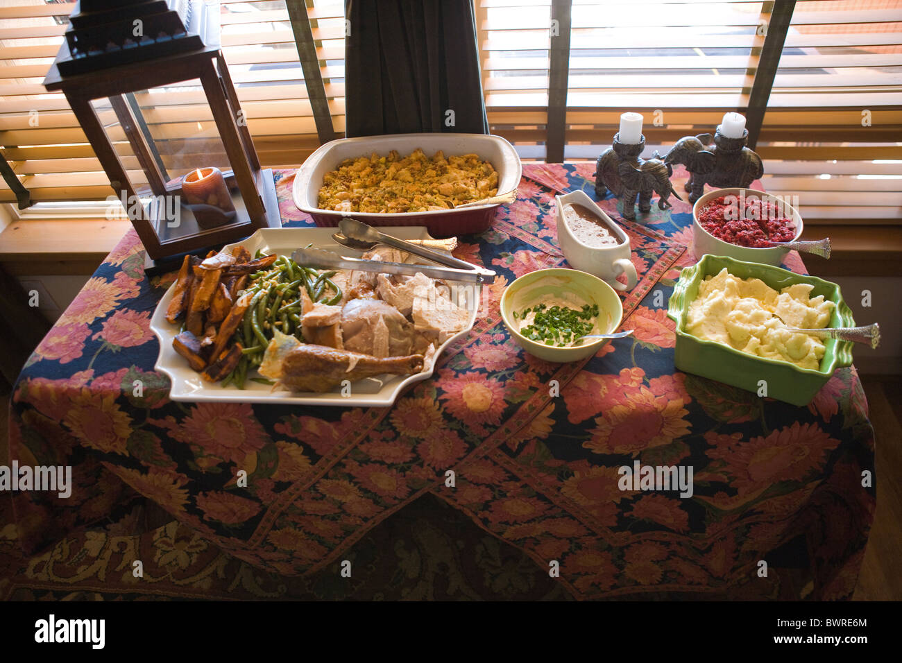 Amerikanischen Festessen, Tabelle, Selbstbedienung Frühstücksbuffet, Türkei, Kartoffelpüree, Füllung, Bratensoße, Cranberry-Sauce. Stockfoto