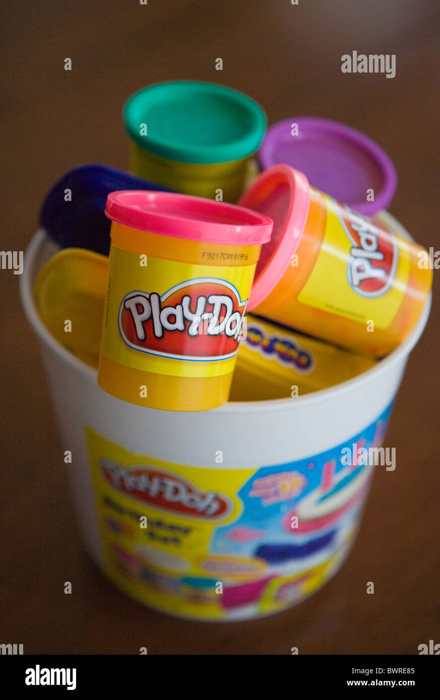 Einen Eimer mit Play Doh, ein Kind Modelliermasse hergestellt in den Vereinigten Staaten. Stockfoto