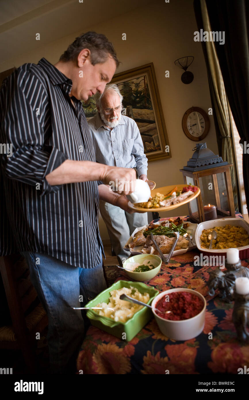Familie Urlaub Essen, Self-Service Buffet zu Hause, Türkei, gestampften Kartoffeln, Cranberry-Sauce, zwei Generationen, Vereinigten Staaten Stockfoto