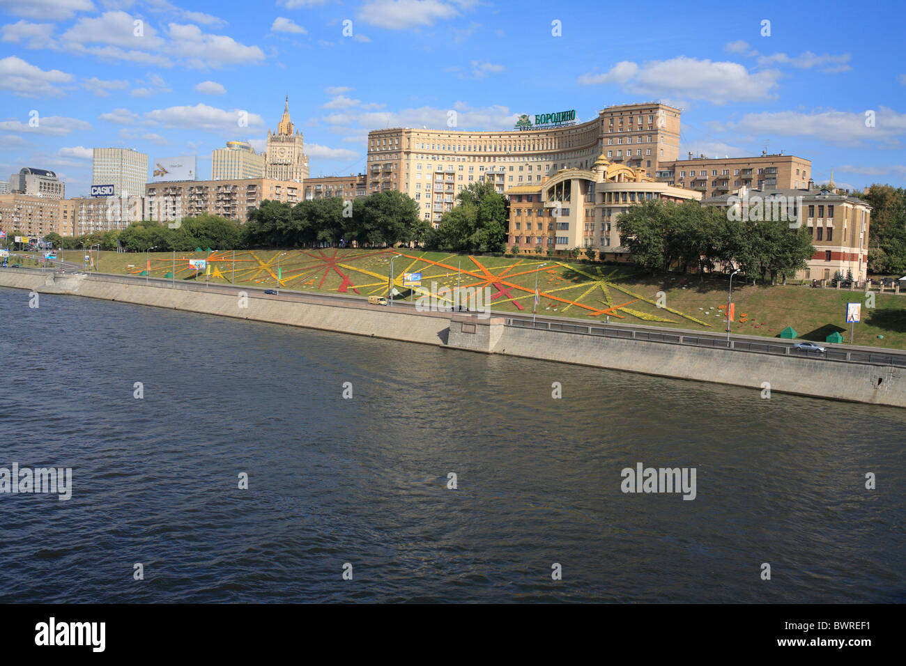 Moskau Russland Moskwa Fluss russischen Architektur Gebäude blauer Himmel Böschung touristische Stadt Hauptstadt Stockfoto