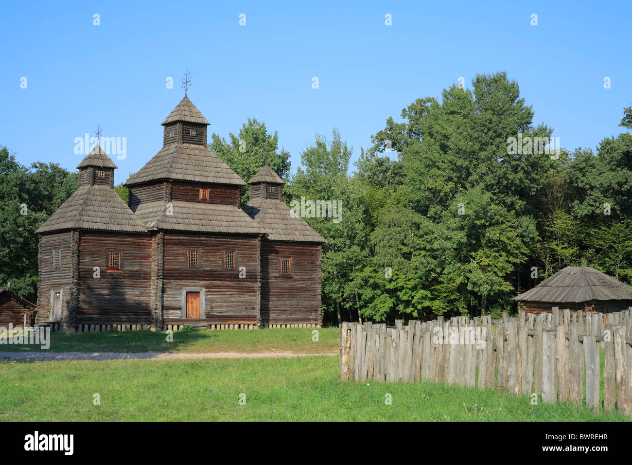 Ukraine Pirogowo Holzkirche Pyrohiv Freilichtmuseum der nationalen Architektur in der Nähe von Kiew blauer Himmel touristischen Tra Stockfoto