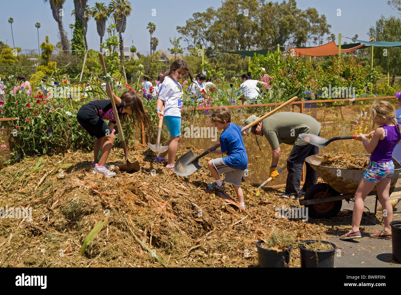 Schüler, Eltern und Lehrer arbeiten an den Garten an der 24th Street Schulgarten auf Big Sonntag. West Adams, Los Angeles Stockfoto