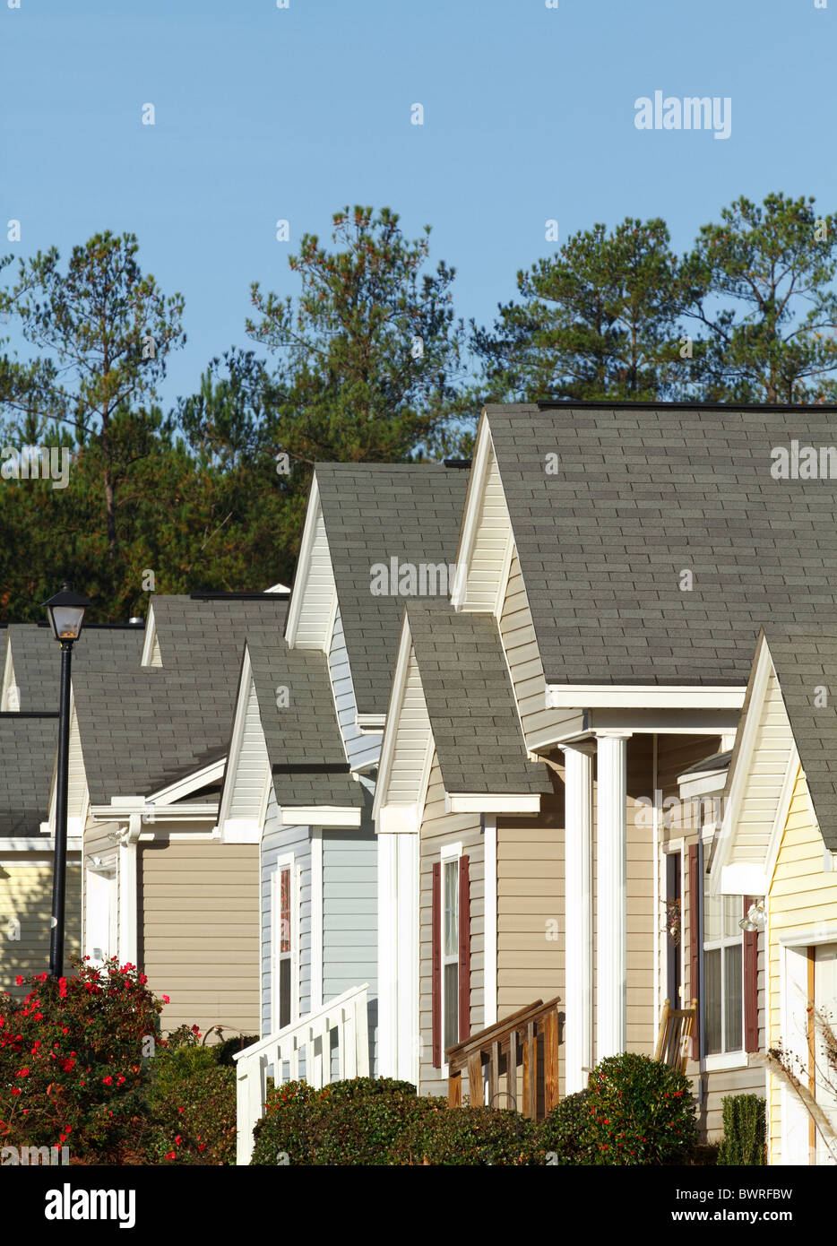 Typische moderne Mittelklasse-Vorort befindet sich in einer Wohnsiedlung in den USA in der Herbst-Saison. Stockfoto