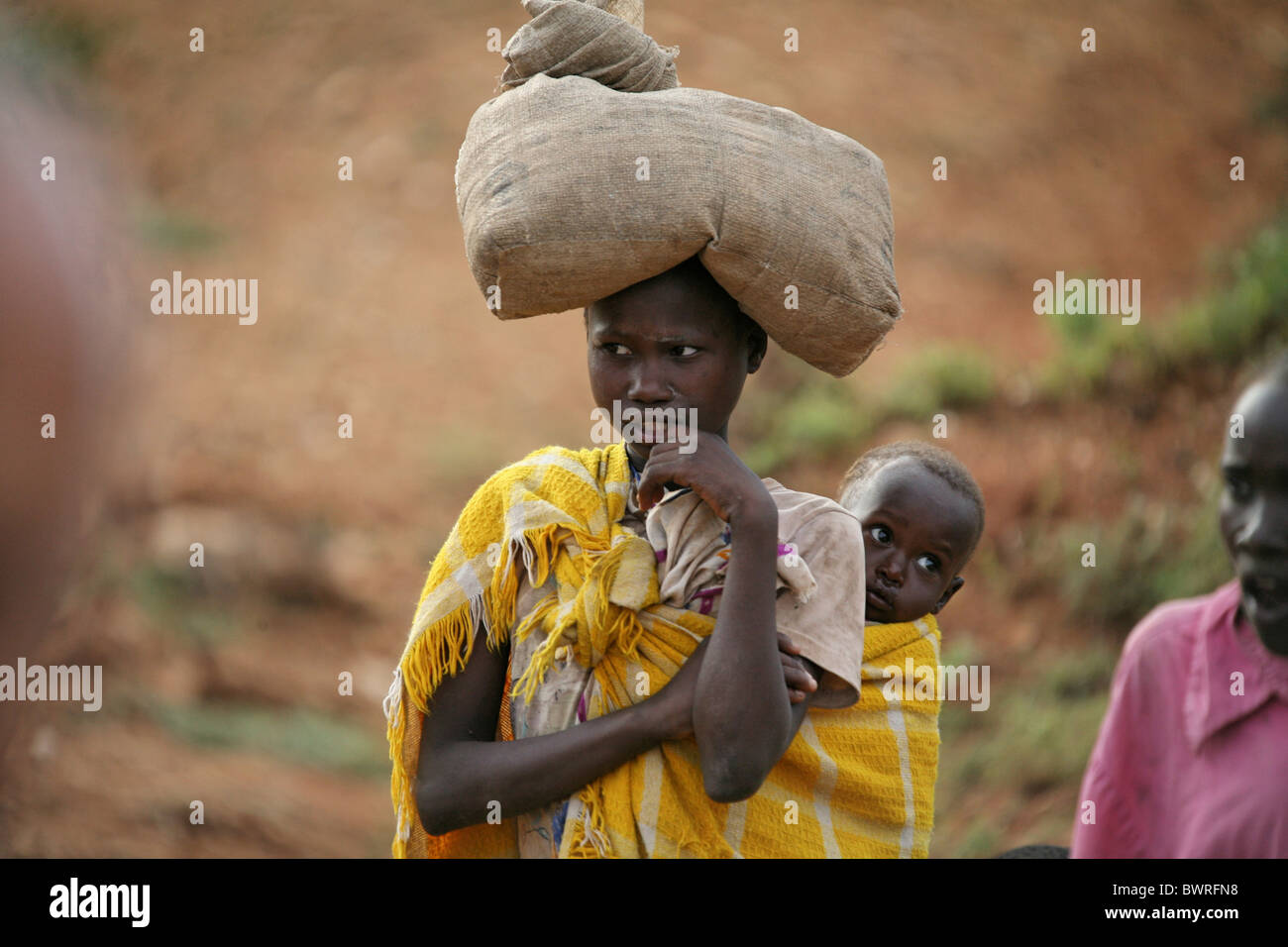 Afrika Kenia Kind Kinder Kleinkind tragen tragen Tuch Schal Familientradition traditionelle Afrikaner Afri Stockfoto