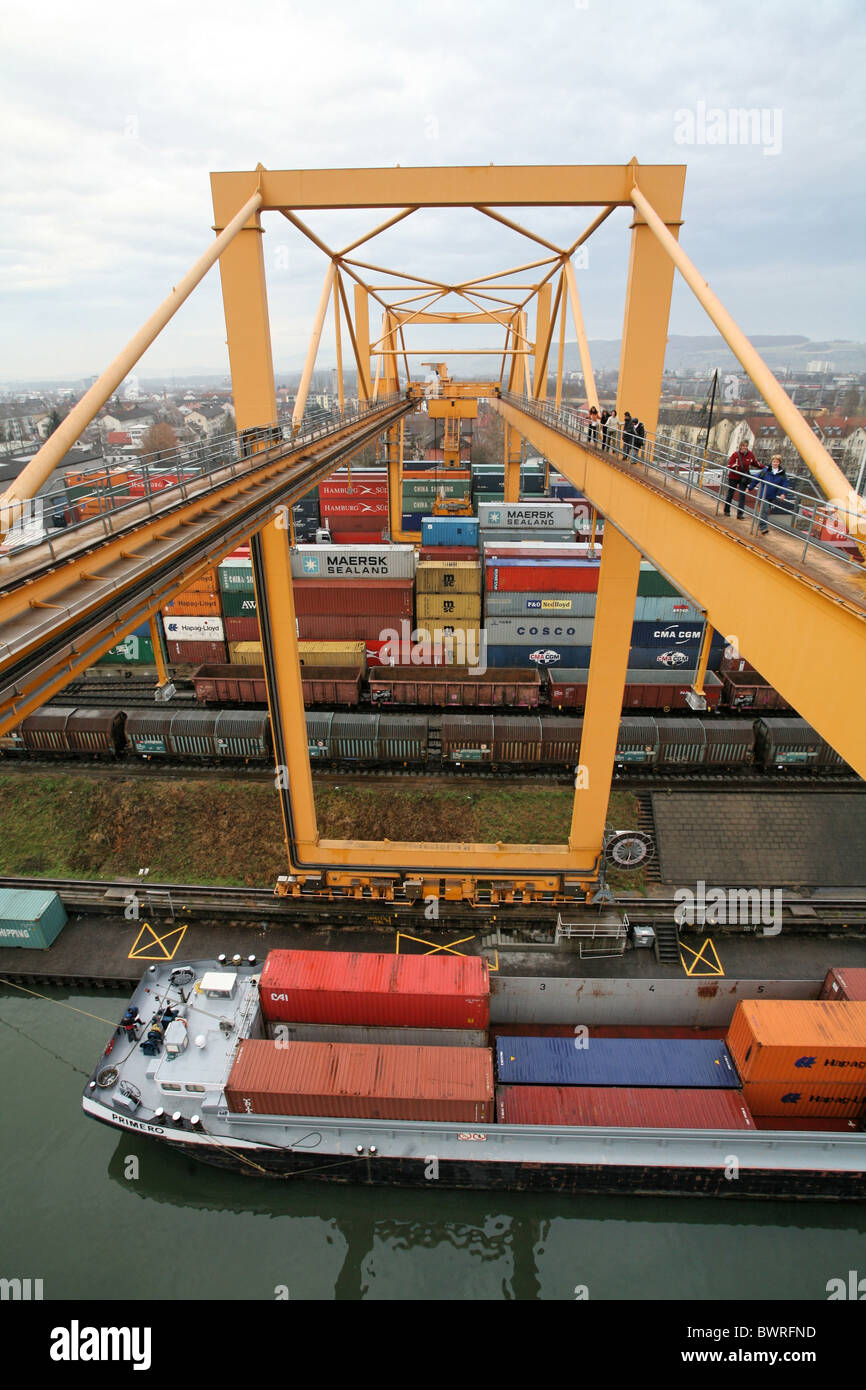 Schweiz Europa Basel-Stadt Kleinhuhnigen Rhine River Hafen Port Hafen Schiff Schiffe Schiff Schiffe Conta Stockfoto